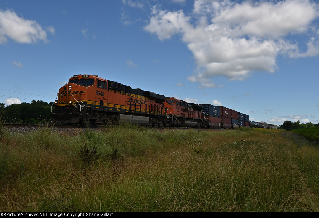 BNSF 6549 Leads the H-NTWMEM